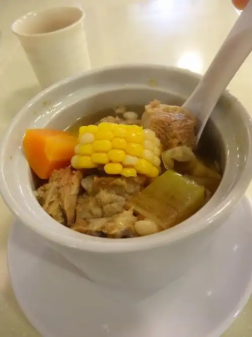 玉米青红萝卜排骨炖汤