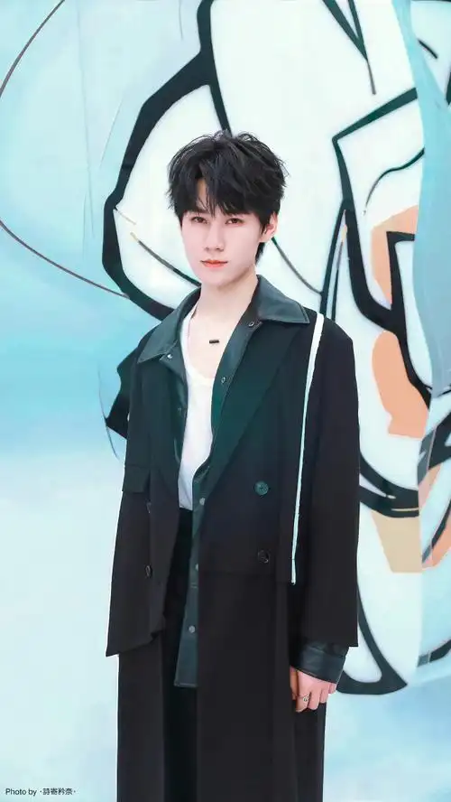 张真源黑色风衣四宫格