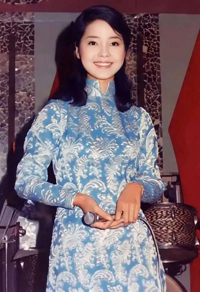 邓丽君一直是一位非常有才华的歌手,人们非常喜欢她的音乐作品.