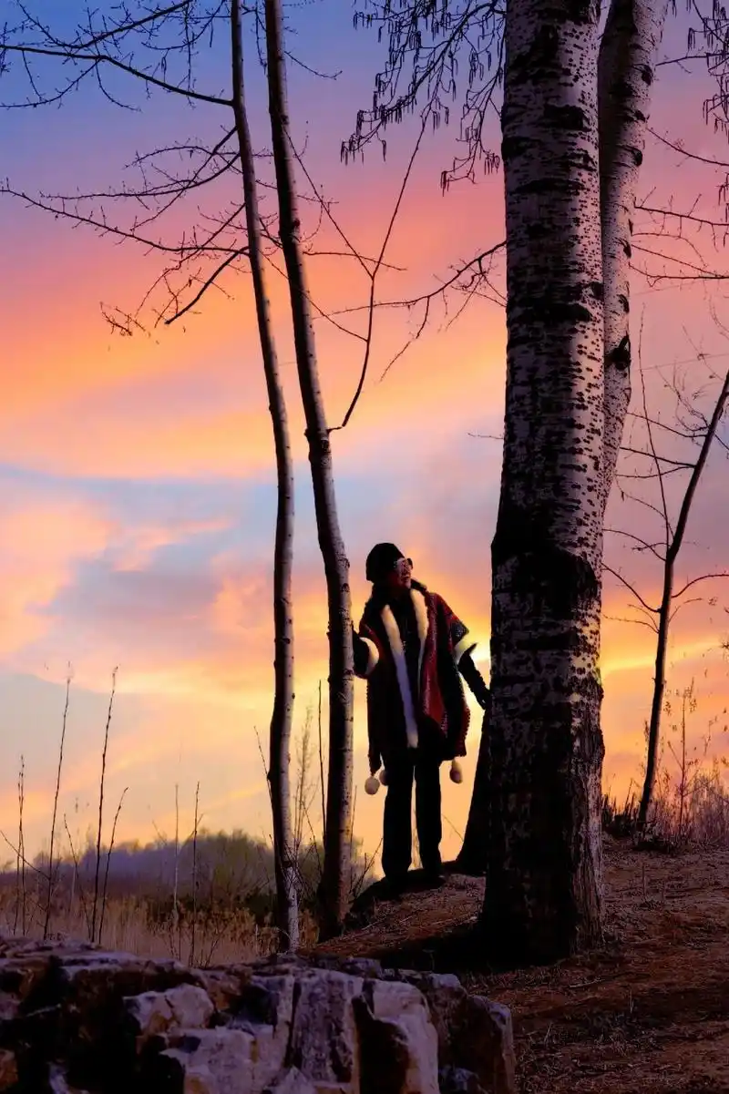 晚霞與人像攝影,人像攝影的背景非常重要,人站在高處,以天空為 - 抖音