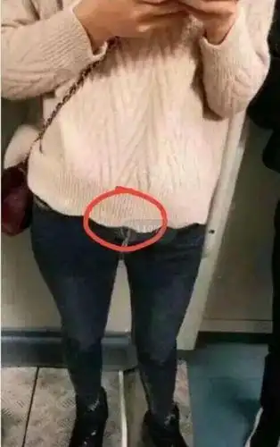 我面前站着位美女,看到美女裤子拉链开了,如何婉转地告诉她呢?