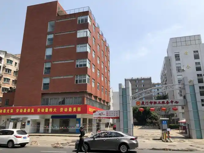 路过随拍曾经辉煌一时的厦门远华红楼