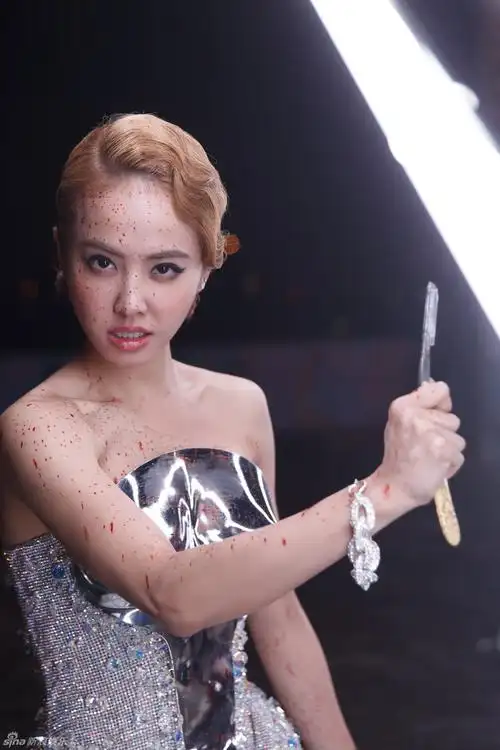 组图:蔡依林新mv扮蛇蝎美人 剃刀割喉血溅脸_高清图集_新浪网