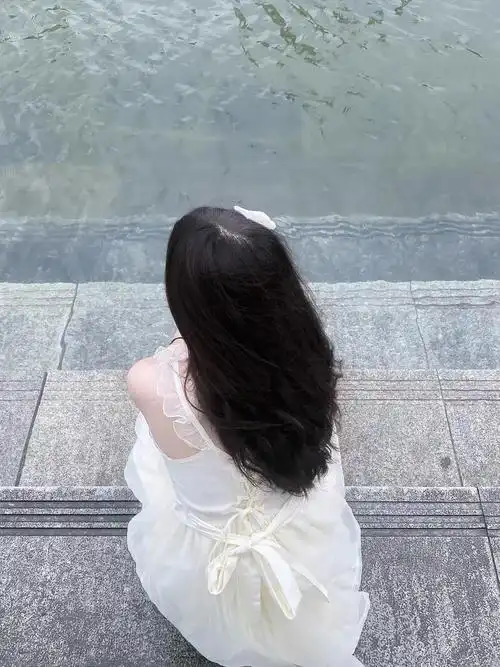 合适的感情,从不用费心讨好!#背影 #甜美穿搭 #甜系女孩  - 抖音