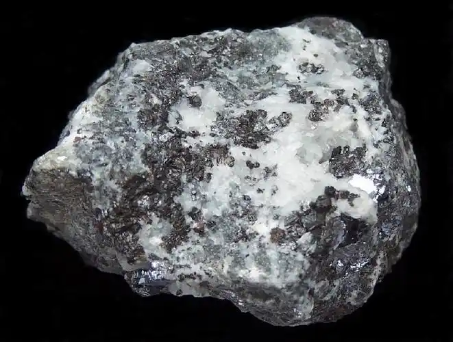 世纪锌矿首批一万吨锌精矿已运往中国