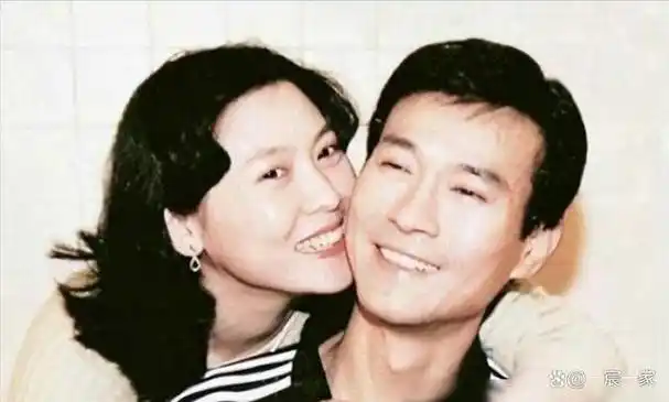 长女自尽,次女抑郁,风度翩翩的郑少秋算是一个合格的父亲吗?