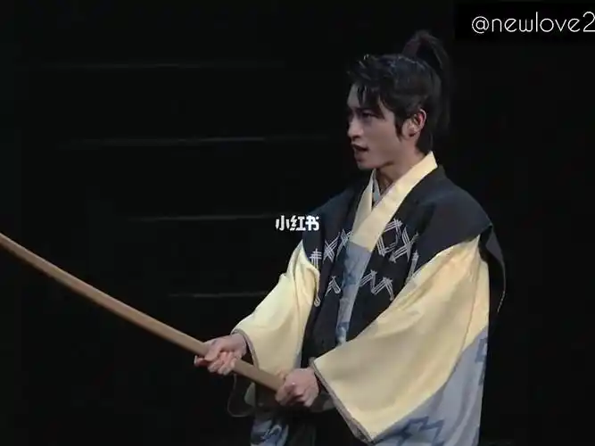 武士的达成也好可爱啊,这个发型比2018年的大背头马尾好看多了98