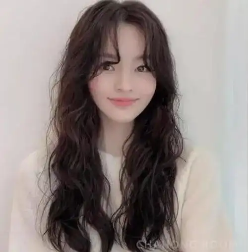 水波纹蛋卷是一款很修饰脸型的卷发,适合圆脸和大脸,卷度由g型 s型