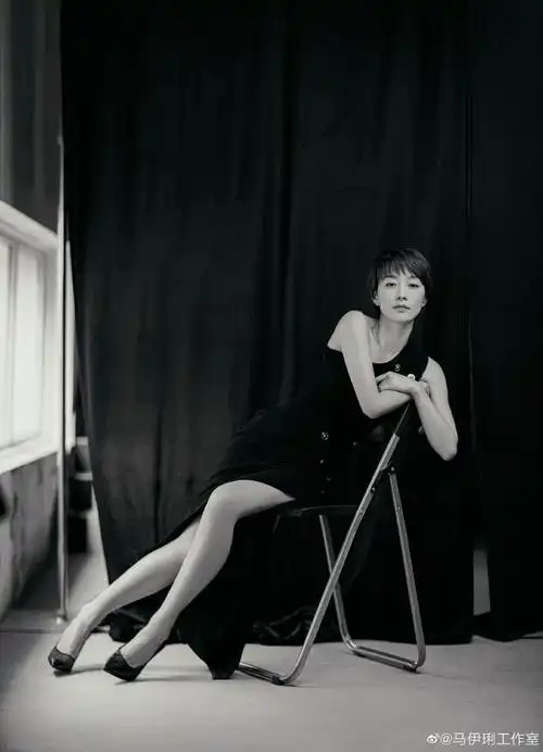 马伊琍穿黑色极限开衩裙大秀修长美腿性感撩人