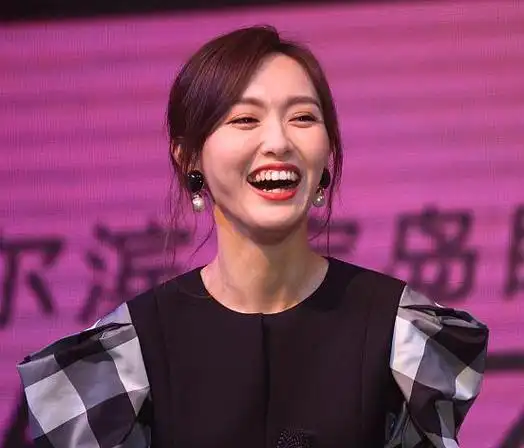 唐嫣空降哈尔滨代言捞金笑出鱼尾纹,粉丝吐槽腿都给p成了假肢