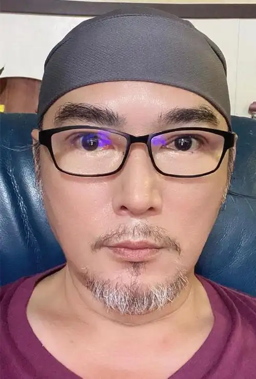 发文的同时,焦恩俊还晒出了一张怼脸自拍近照.