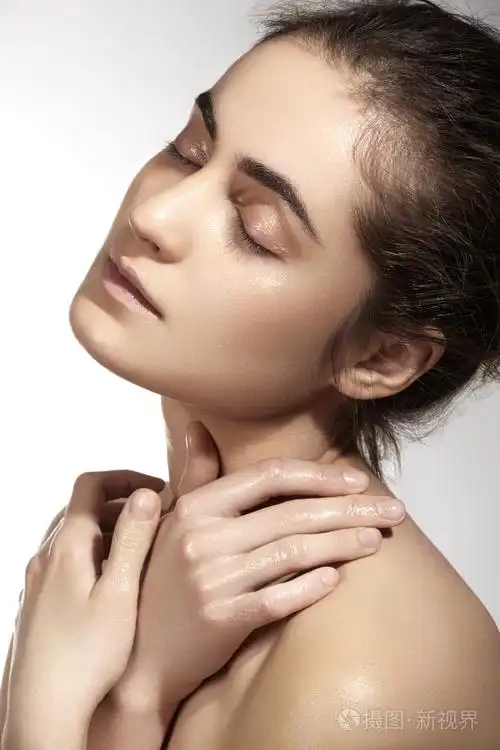 干净的皮肤,白色背景上的美丽的女人模型脸特写肖像.