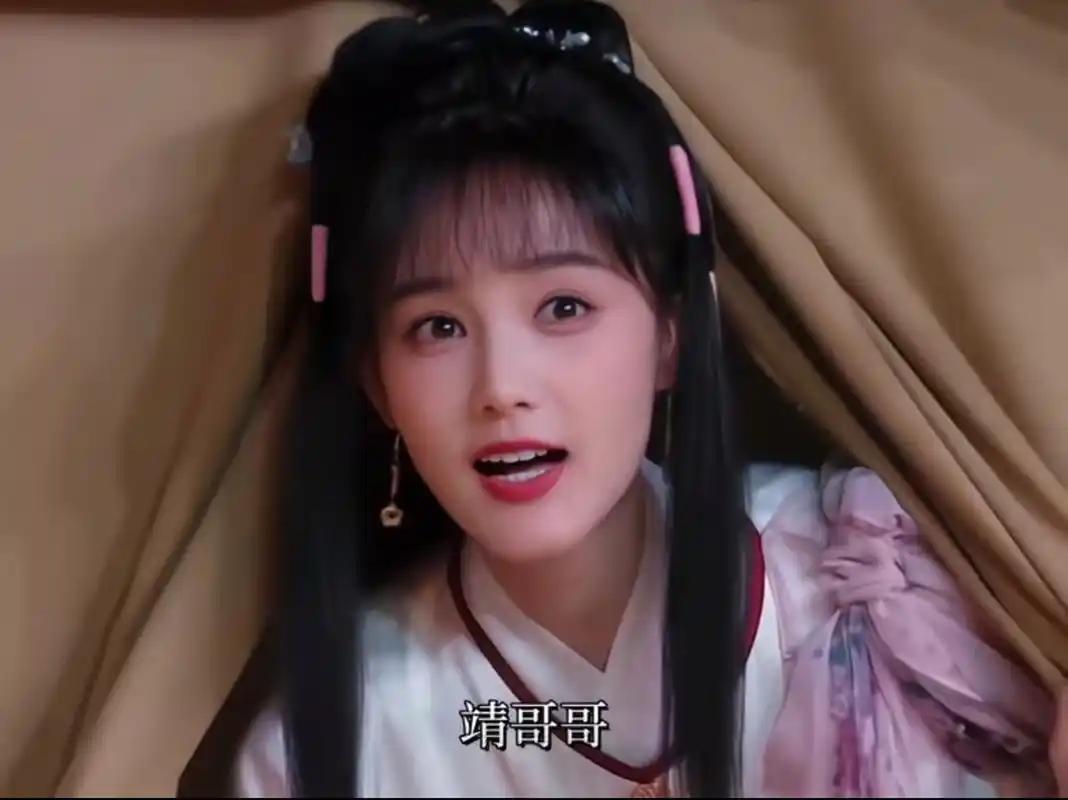 李一桐真的很美啊  笑起来眼睛弯弯的像月牙儿一样.