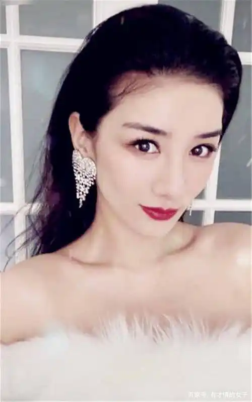 43岁黄奕晒素颜照,看清模样后,网友:确定不是当年的李玉湖吗?