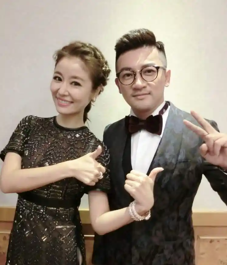 苏有朋从不晒老婆,嫂子照片曝光后,网友:难怪他对林心如没感觉