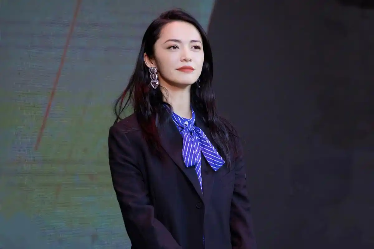 原创谁说女强人非要画红唇?刘诗诗裸妆淡雅,灰白西装穿出干练职场范