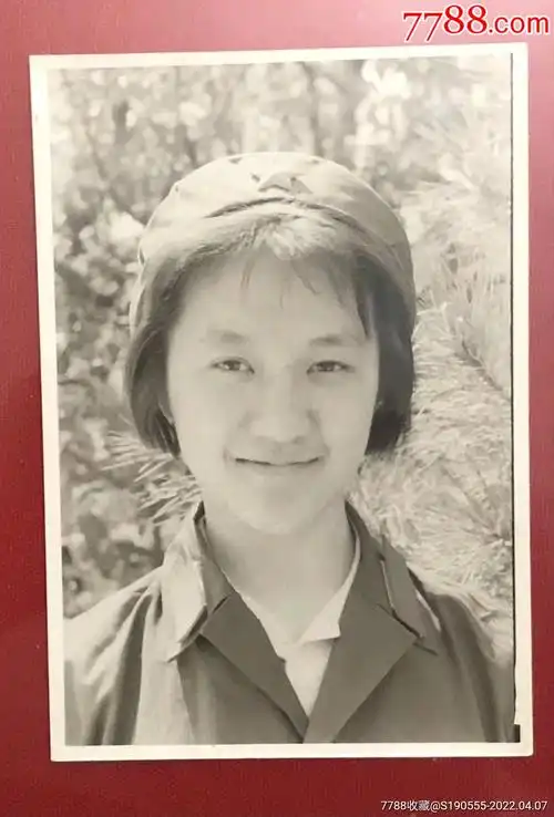 穿军装的漂亮女兵老照片