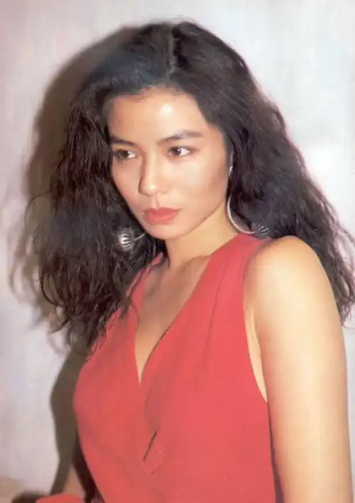 "香港第一美女"钟楚红近况曝光:丈夫去世16年,63岁无儿无女,曾经的一