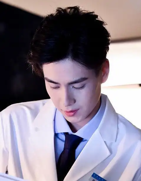 在剧中,扮演学霸的江晨终于成了一名医生,胡一天在他的白大褂风格中真