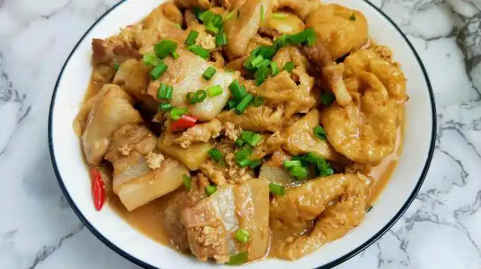 家常五花肉焖油豆腐豆腐软嫩入味肉香十足非常下饭