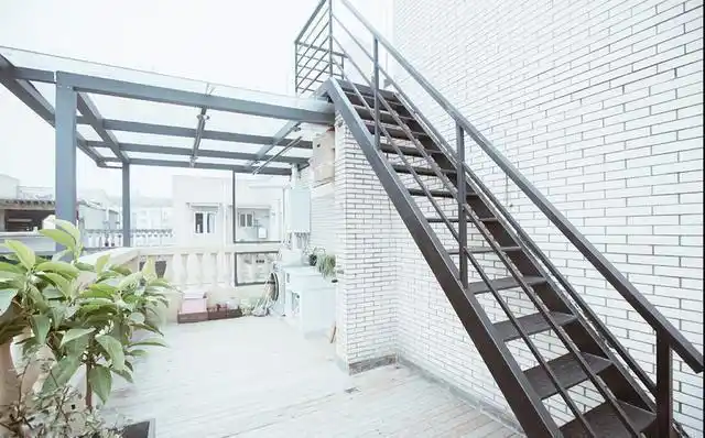 楼梯上来就是屋顶了,暂时空荡荡的,公婆都想好了,之后再楼顶种点菜