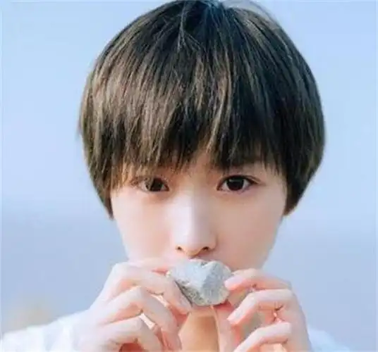 质感顺直的斜刘海女生短发造型,搭配蓝白搭配的上衣,很有轻熟女味道