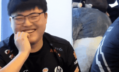 rng拿下一血后,uzi不厚道地笑了,网友:胖子笑什么,有本事你上