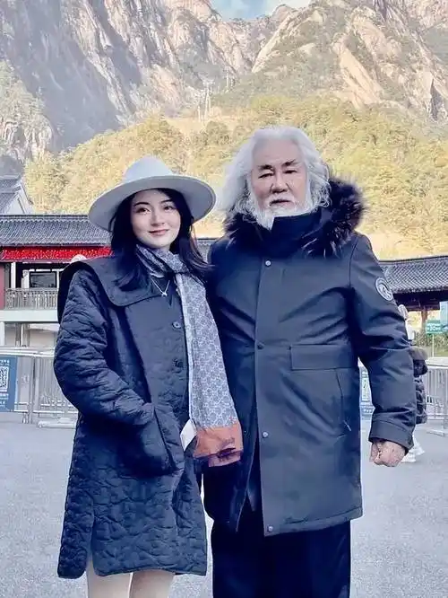 71岁张纪中现状:白发老态,儿子上幼儿园,妻子风韵犹存_电视剧_制片