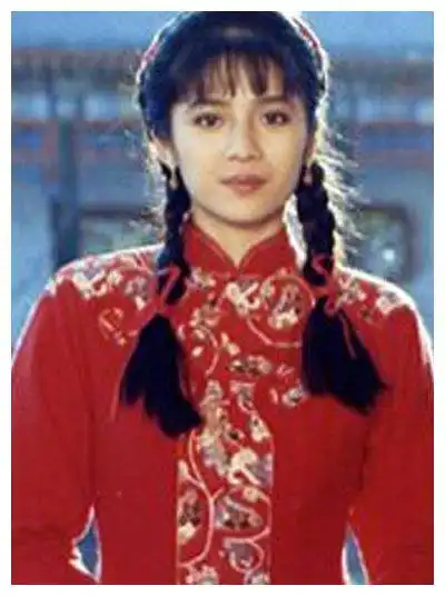 曾哲贞当时也是红极一时的影坛学生情人,在《哑妻》里演日本女人,还