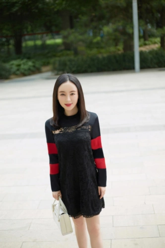 魏新雨街拍再曝光,穿衣有范气质绝佳,这身装备你也可以学学