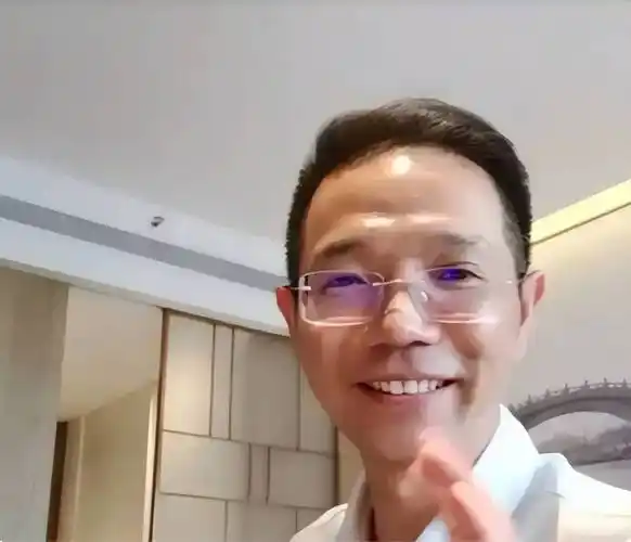 其实看到李圣律师的笑容也不容易.