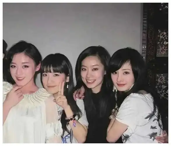 杨幂张小斐惊曝是大学同学合影中亲密互动引发网友热议