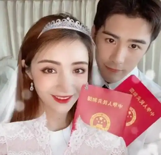 姜潮晒结婚证庆祝一周年麦迪娜穿婚纱圆梦不办婚礼的原因心酸