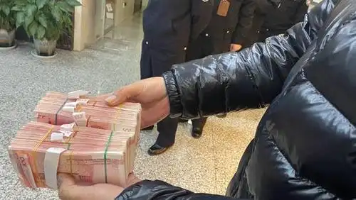 看到10万元现金物归原主,拾金不昧的的哥匆忙离开继续工作