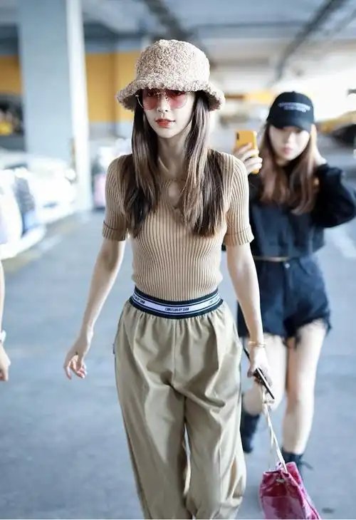 angelababy杨颖秋天穿搭好减龄,卡其色造型走机场,像个小女生