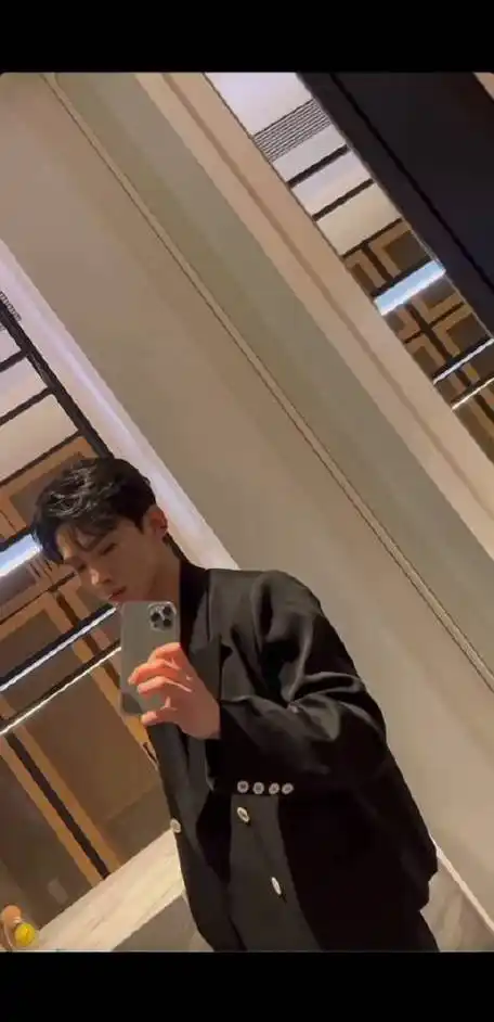 白敬亭对镜拍(取材源自于小白抖音)