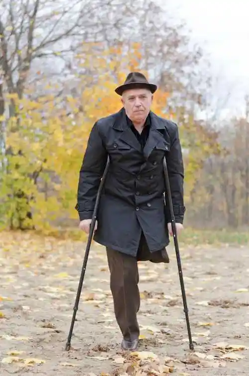 借助拐杖行走的病人