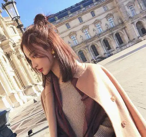 发尾微微内扣性感又灵动,将锁骨发扎个流行的半丸子头扎发发型简直