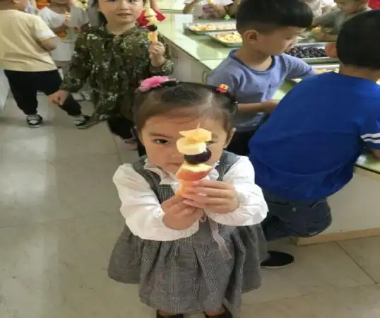 中2班:七彩果串,飘香校园