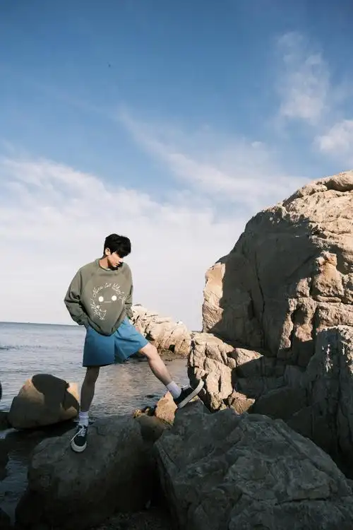 白敬亭芭莎踏浪大片～海边少年,这谁顶得住啊!