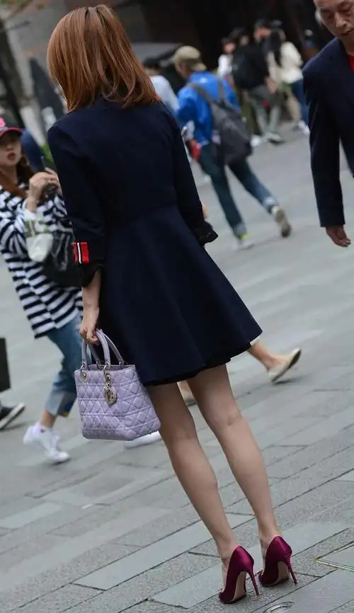 街拍# 时尚辣妈 枚红色高跟鞋好看 (拒绝水印)