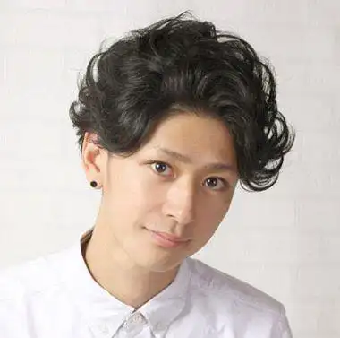 男生大多数的发型都是以短发为主的,想要帅气时尚的短烫发款式首页