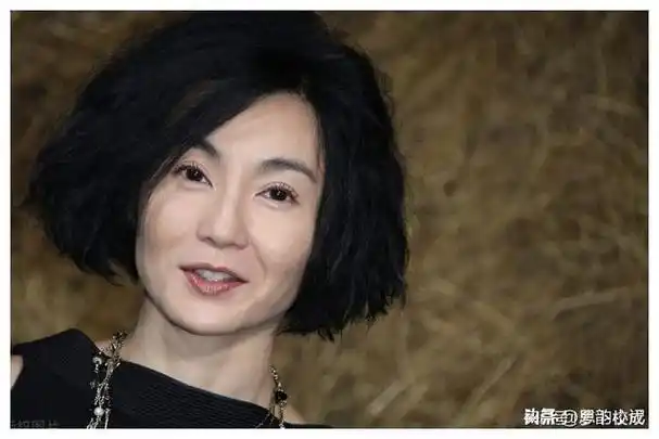 张曼玉扎丸子头现身巴黎!与林丹李宗伟同台,59岁状态惊艳众人