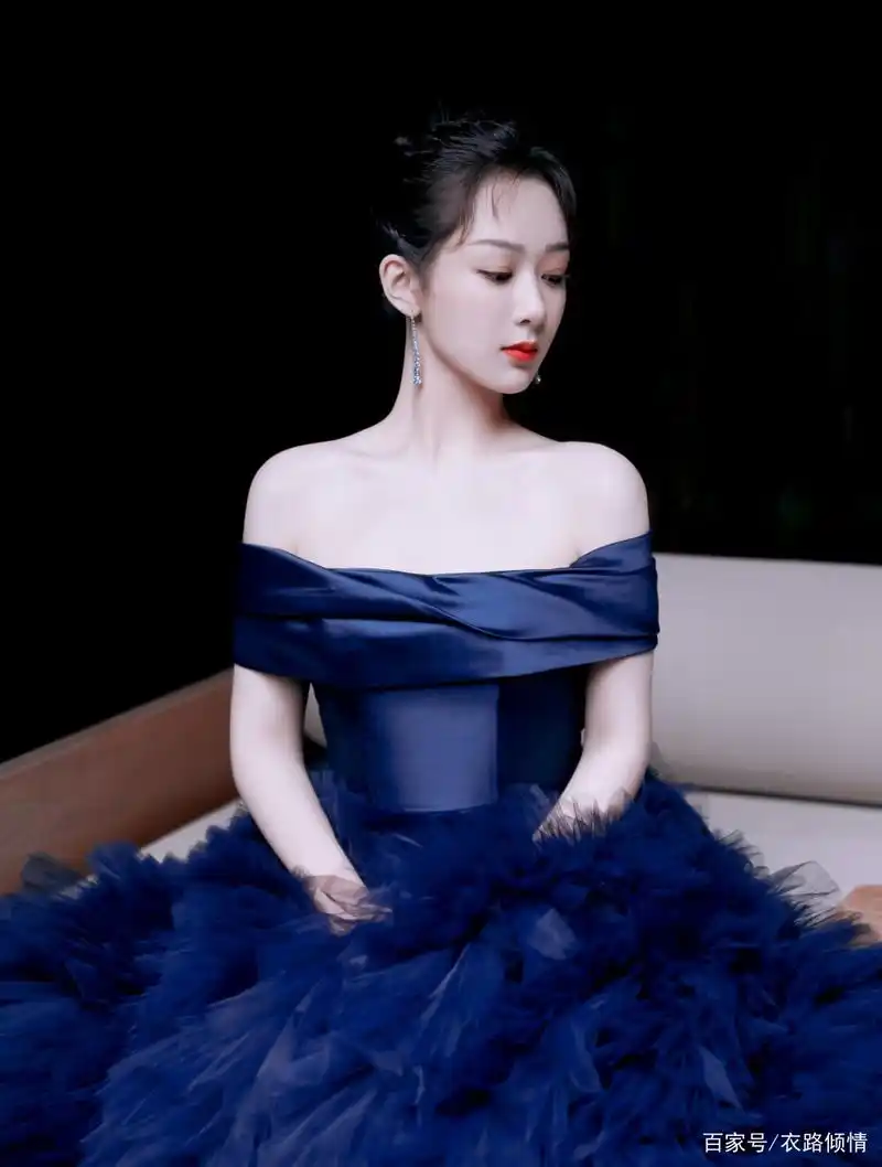 杨紫墨蓝色蛋糕裙一字肩礼服