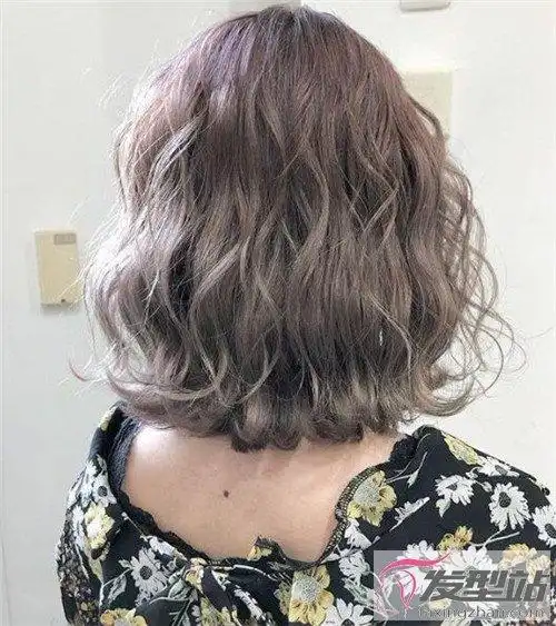 这种短发波波头卷发,虽然比较显发量但绝不堆积,波浪感的烫发很是率性