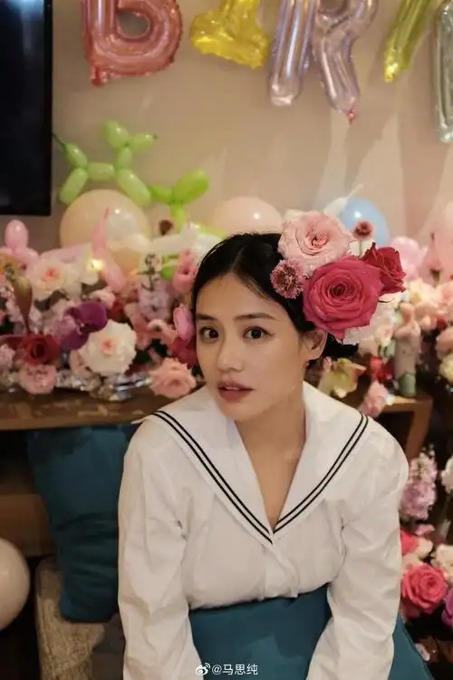 马思纯生日簪花照来啦!