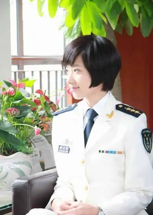 蒋丹晨演员:万茜海军101分队教官,心战专家,专业知识丰富,睿智又行事