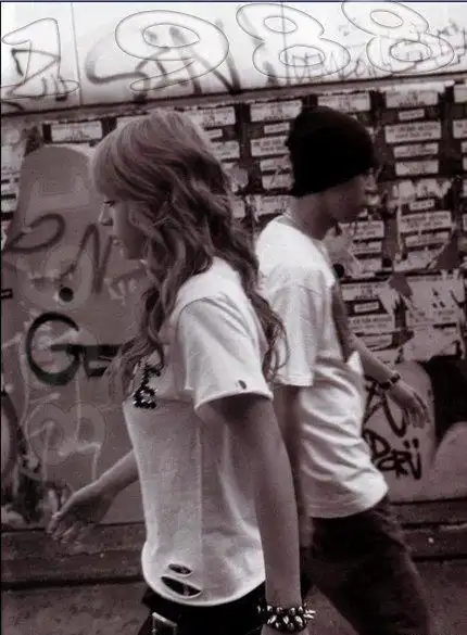 急需一张图片:一对情侣擦肩而过,背景为灰白色.