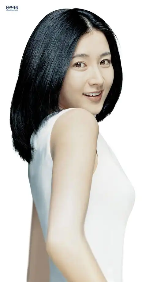 韩国女演员李英爱于1971年出生,2009年获汉阳大学研究生院戏剧电影学