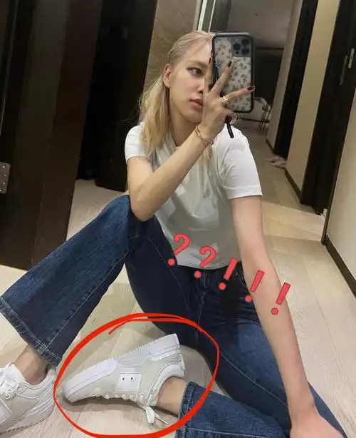 求助60谁能告诉我rose脚上这双叫什么